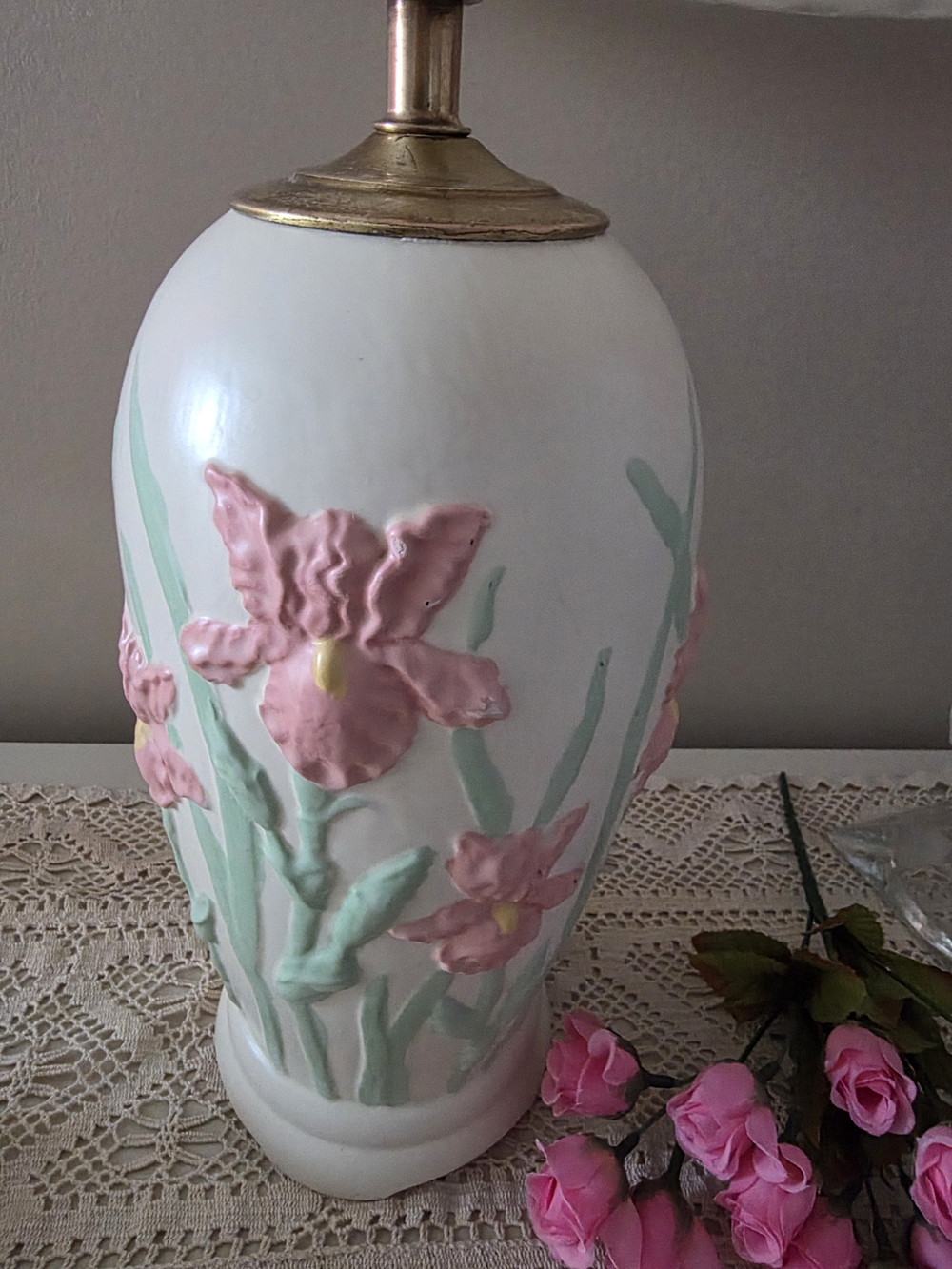 ​Vintage 1980s Postmodern Raised Ceramic Iris Table Lamp | Pastel Cottagecore